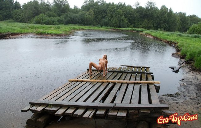 Русская девушка на природе голышом попала под дождь - фото.